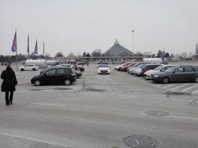 駅の下の通路をくぐると巨大な駐車場。これ、ほんの一部です。