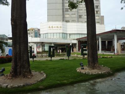 ホテル前の結婚式場は未だ工事中でした