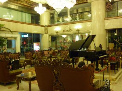 ロビーには自動演奏のピアノがありました