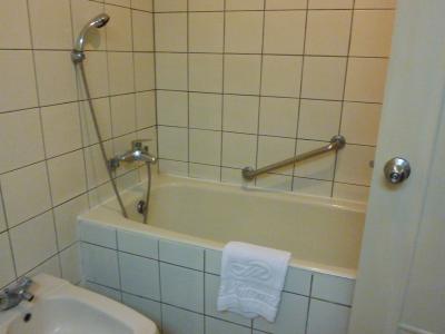 バスルームは狭かったです