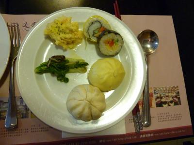 朝食メニュー。巻きずしはラップ付でした