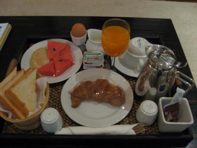 朝部屋に運ばれる朝食