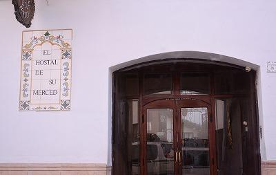 通りに面して入口があります