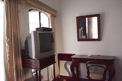 窓の外は中庭に面した廊下（通路）になっています