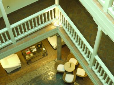 部屋はパティオに面しています