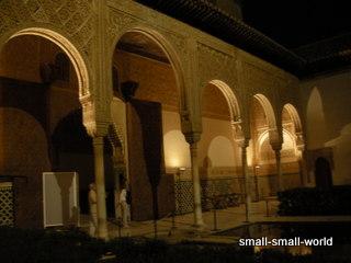 夜のナスル宮殿見学がお勧めです。