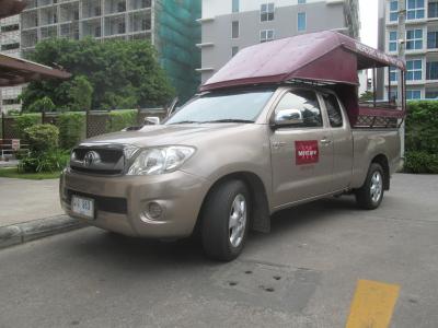 ホテル玄関前には送迎用のソンテウがありました