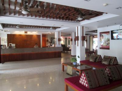 ロビー右奥がプールです