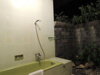 お風呂は屋外にあります。