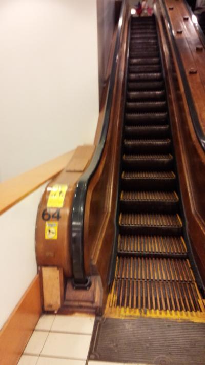 貴重な木製エスカレーター