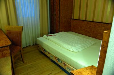 客室です。こちらシングルルームですが、ベッドが広い！