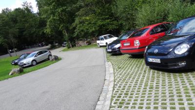 朝イチで観光しチェックOUT後車で下山。歩かずにノイ城観光!