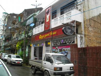 中国人街の路地にあり、見つけやすい。