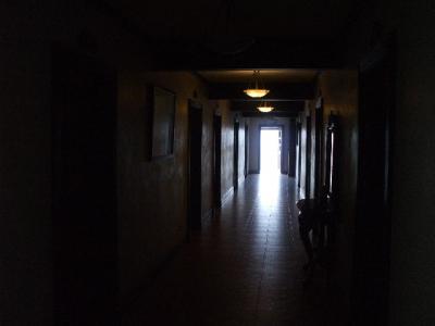 薄暗い長い廊下