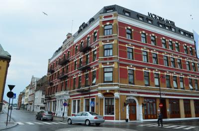 レセプションと朝食は隣のビクトリアホテルで