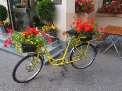 花を積んだかわいい自転車