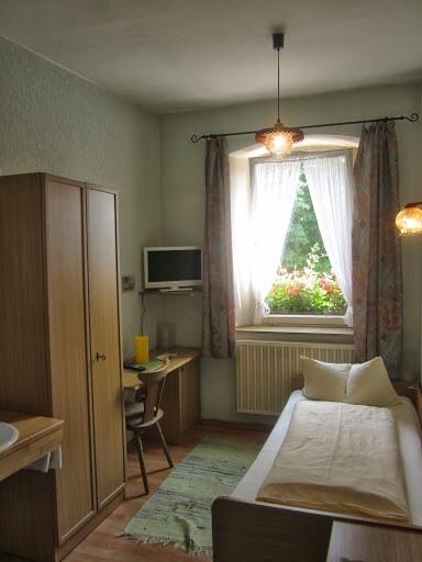 すっきりした内装のシングルルーム