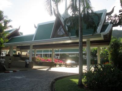 タイ風の屋根が連なる玄関です