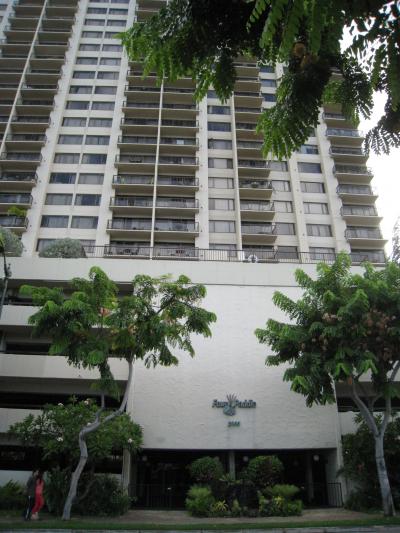 クヒオ通り沿い。バス停はコンドの向かいにあります