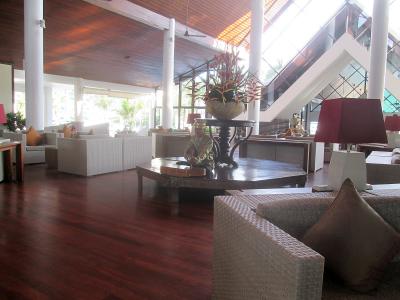 メインロビーでは伝統楽器でのお出迎え