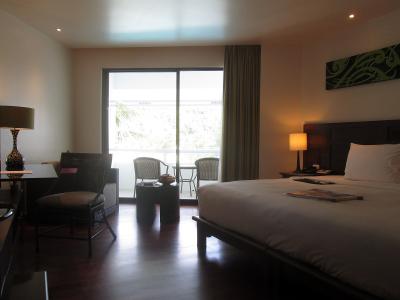 質感が高く重厚な客室ですが籐製のイスとソファーがリゾートです