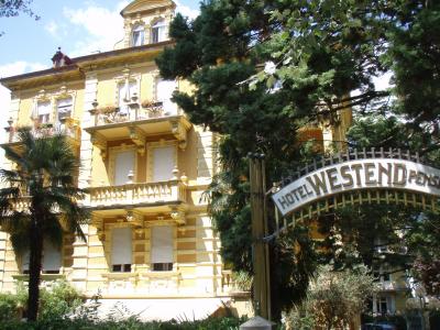 外観は貴族の館風です