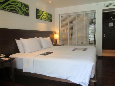 ブラインドの奥がバスルームです