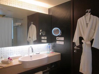 バスルームのハンドタオルに添えられた蘭の花…タイですねぇ