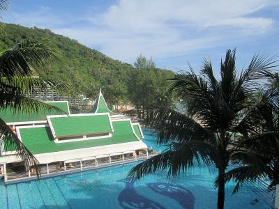 バルコニーの正面はプール、右手はプライベートビーチです