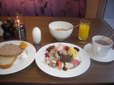 クジラの燻製もありました。紅茶は、Ｔパックではなく、茶葉。