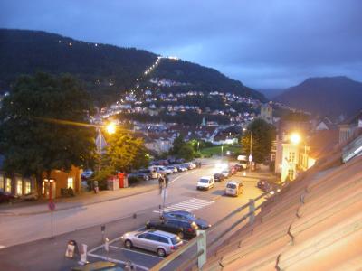 304号室からの夜景、フロイエン山が見えます。