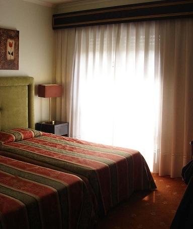 なぜかスイートにあと二つ、ベッドがありました