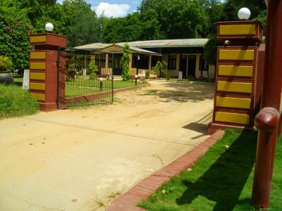 ホテルの門。奥は受付の建物。宿泊する建物は、さらに奥。