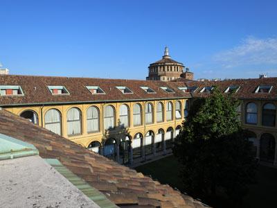 真ん中奥の丸い建物がサンタ・マリア・デッレ・グラツィエ教会