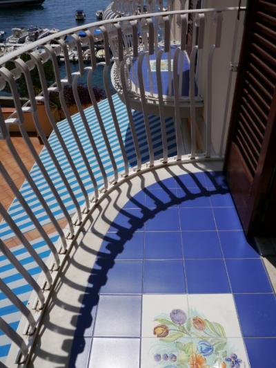 テラスの床はブルー×お花。リゾートらしい可愛さ。