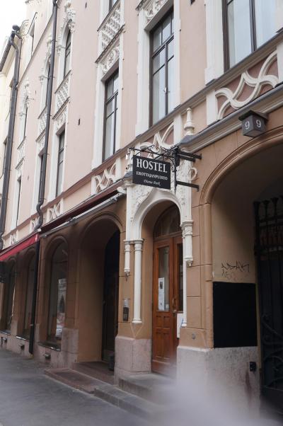 入口の左手にあるベルを押してはいる。