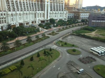 Uターン用の中央分離帯の写真です。部屋から撮りました。