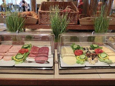 パン（上の棚）の種類もたくさんありました。