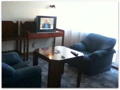 もっと狭い部屋だと思ってたのに応接セットがあったのに驚き