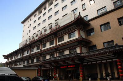 西大街に並ぶ、お城のような建築の一つ。