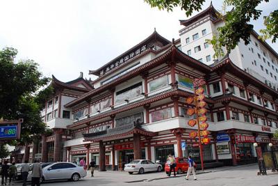 西大街から見た外観。老舗の民生百貨を抱える旭弘大厦に有り。