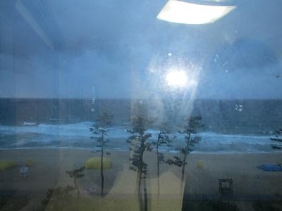 客室の窓から見えた海岸。ちょうど台風が接近中で残念。