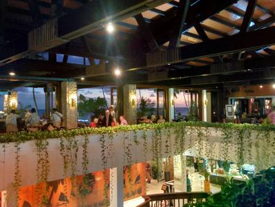 フロント（２F)からバーを通して観る夕景（下はレストラン）