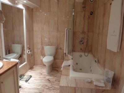 ジャグジー付きのバスルーム