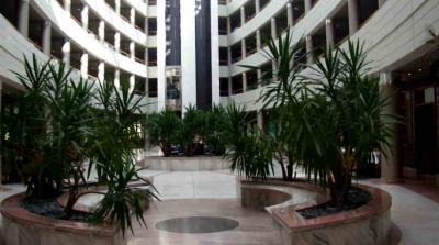 ホテル中央の吹き抜けは広くて気持ちが良い