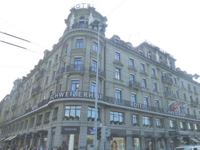 駅前の横断歩道を渡ってすぐ