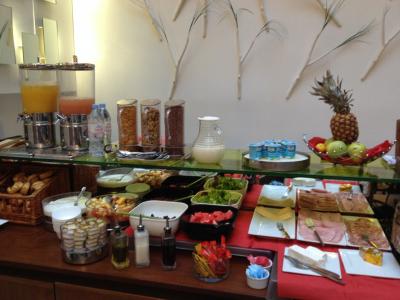 朝食はハムやチーズの種類も多く大満足でした