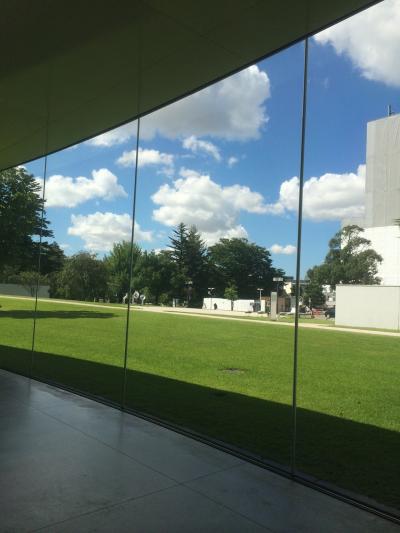 街中にある美しい現代美術館