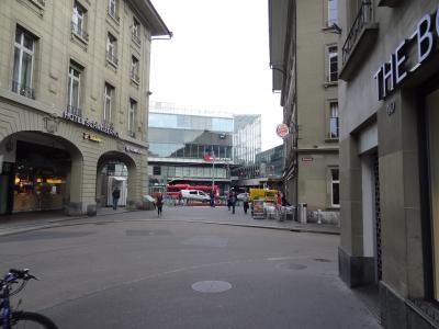 ホテルの前から見たベルン中央駅、左手の建物は５星のシュバイツ