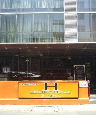 soi（細い路地）に入ってすぐなので、夜でも安心。